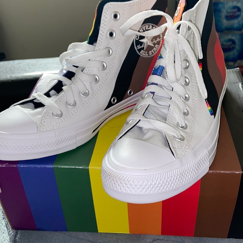 Love converse (pride)